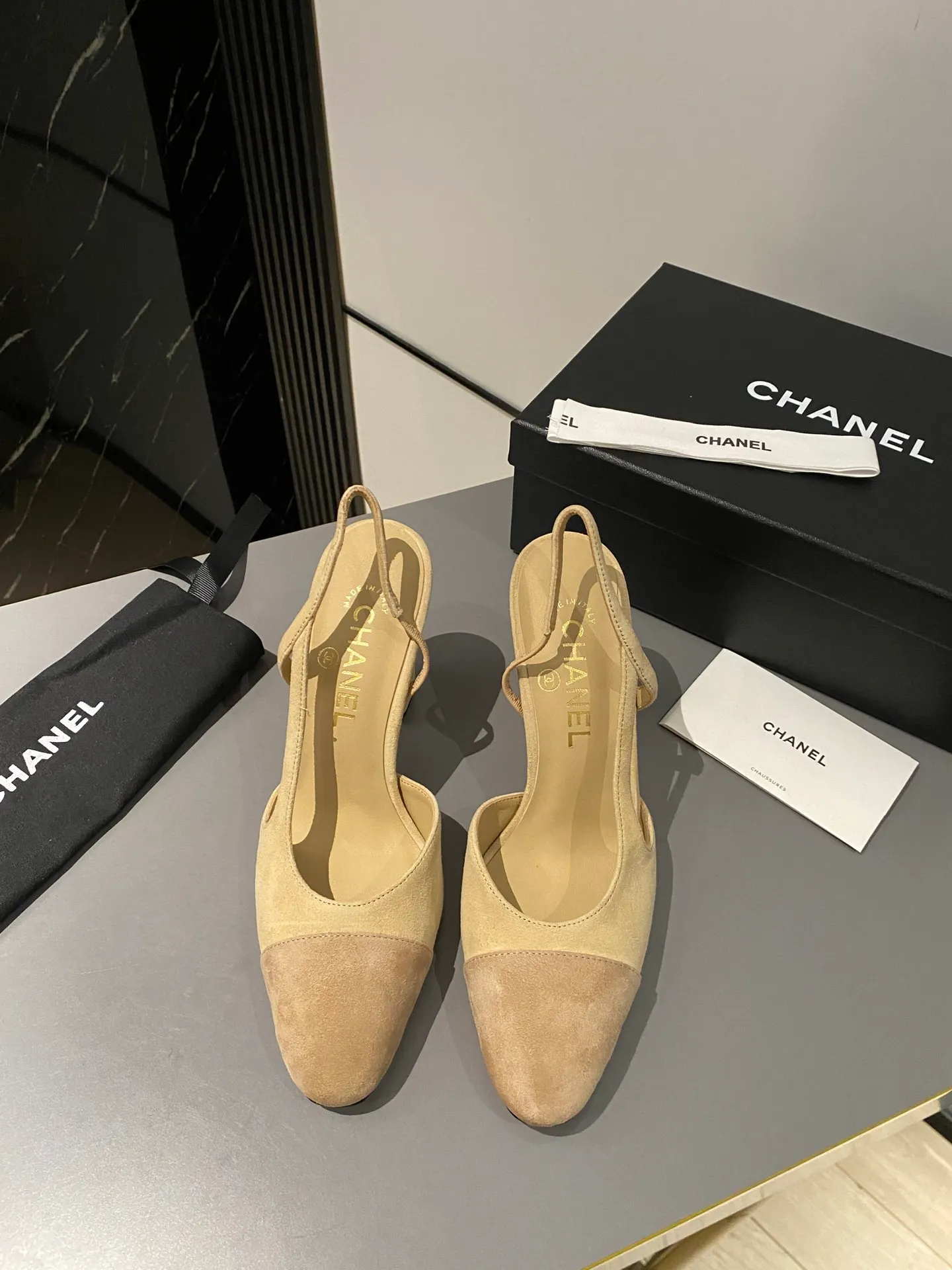 👟👟Ex-factory price 520👟👟 Purchase grade, high-heeled version, Chanel classic slingback sandals. We have been making this model for the past few years. This year, we will re-purchase the version and make a detailed copy again. I found that the upper lines and body comfort of the new version have been slightly adjusted! The brand won't say anything because the overall appearance difference is not big and it doesn't affect wearing. All colors now produced are produced according to the latest styles! What you buy is the latest classic model from the counter, made of imported mixed sheepskin surface material, imported mixed sheepskin, and Italian imported cowhide leather soles! High heels 9.5cm Size: 35-39 Other sizes can be customized (customized sizes 34, 40, 41, 42, 43 are non-refundable and non-exchangeable)